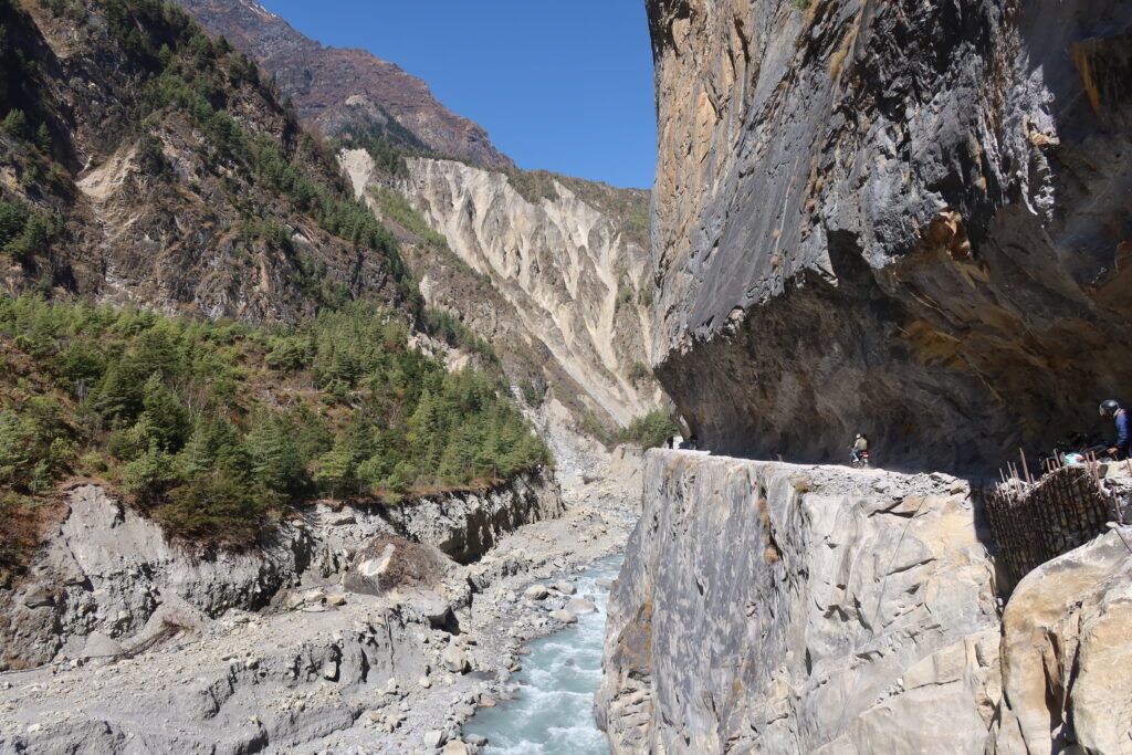 Old trail leading to Upper Pisang